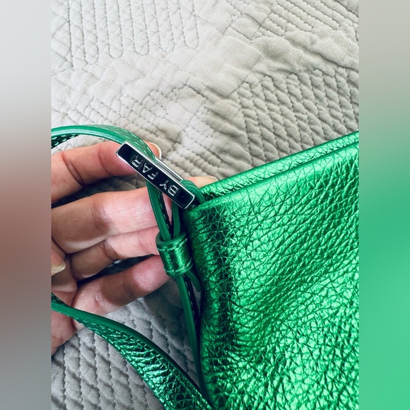 By Fair Dulce Long Metallic Leather Shoulder Bag green - Picture 7 of 16